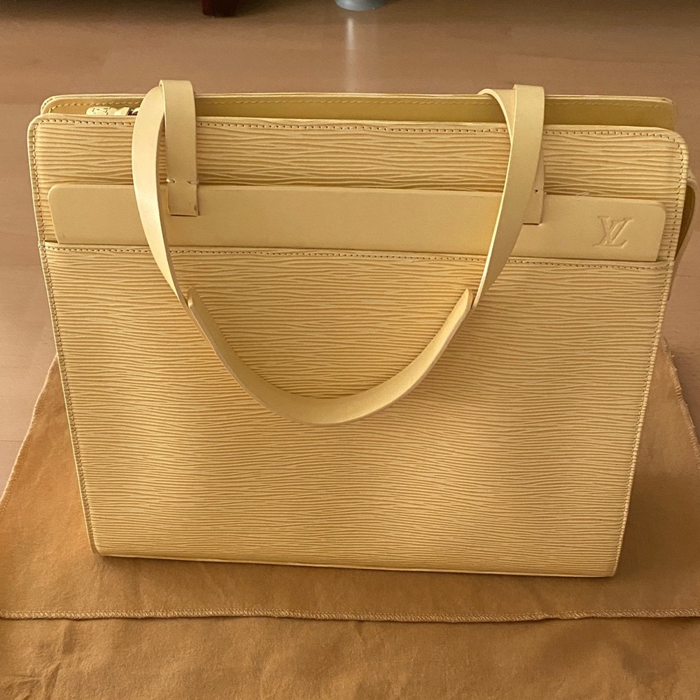 Authentic Louis Vuitton Epi leather Shoulder Bag in yellow color